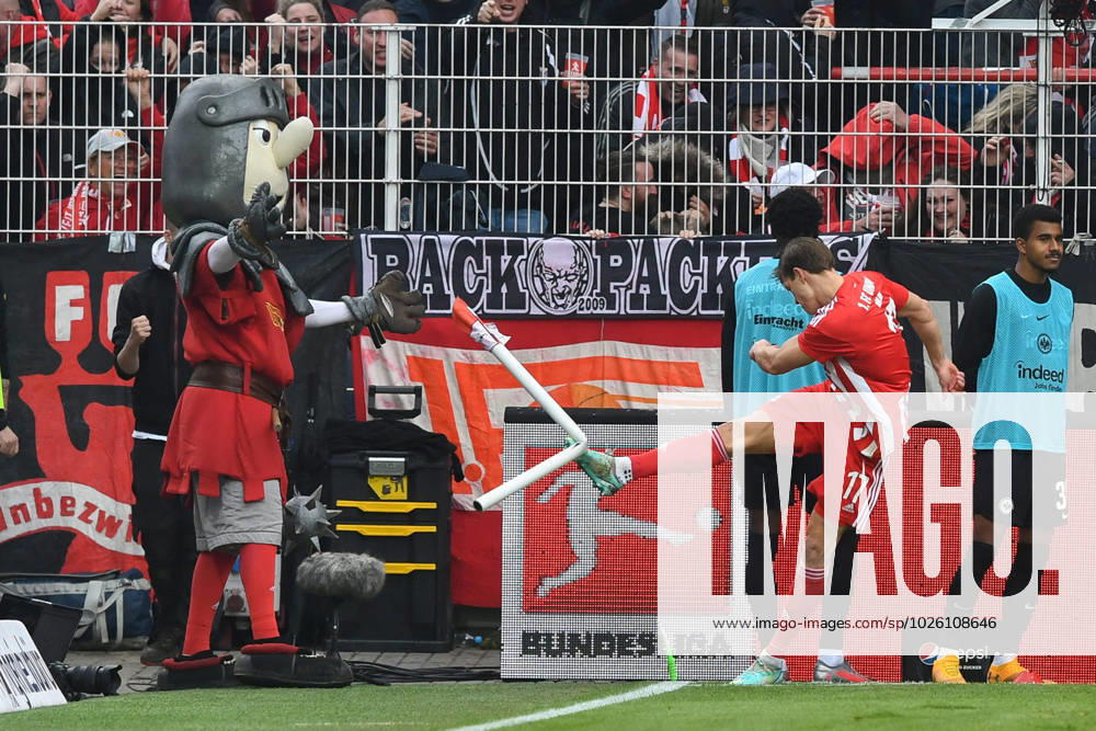 KW11 Fussball, Herren, Saison 2022 2023, 1. Bundesliga (25. Spieltag), 1. FC Union Berlin - Eintracht Frankfurt, Kevin Behrens (1. FC Union Berlin) Torjubel zum 2:0 und tritt die Eckfahne aus der Fassung , 19.03.2023,