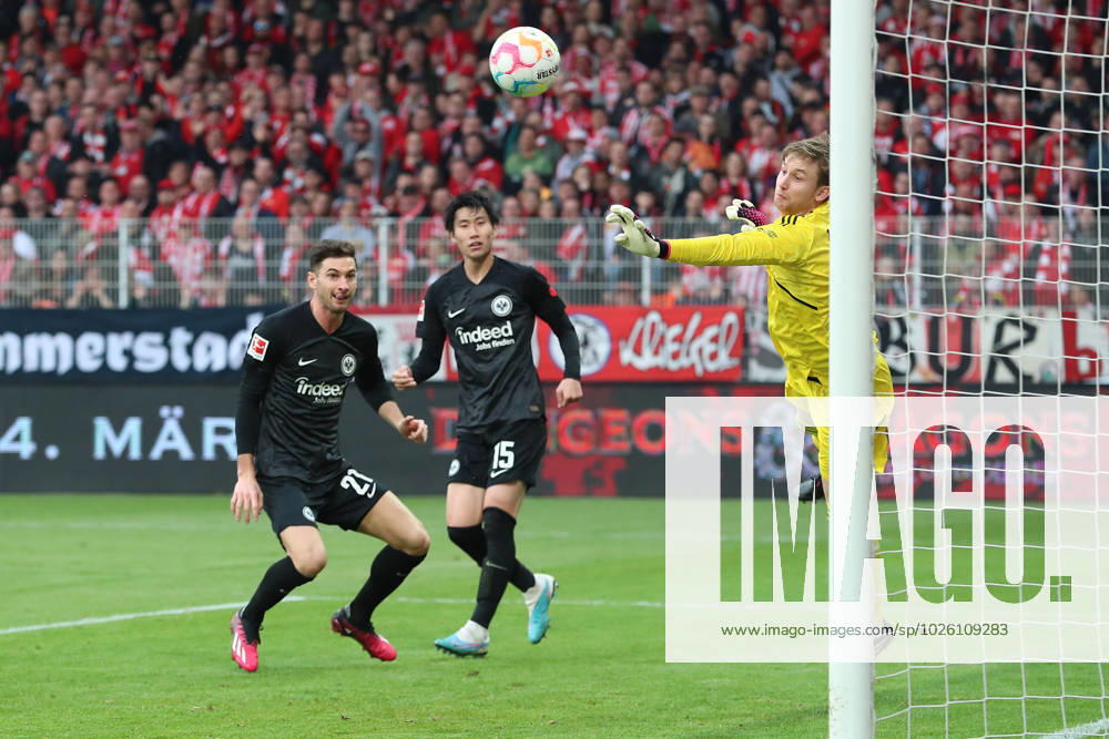 Fussball 1.Bundesliga, Union Berlin - Eintracht Frankfurt, v.l. Lucas Alario of Eintracht Frankfurt Daichi Kamada of Eintracht Frankfurt Frederik Roennow (1. FC Union Berlin) Berlin