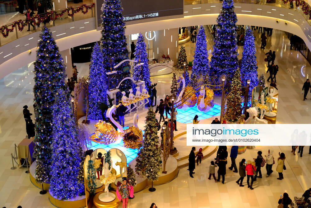 Christmas decoration in the central hall of the large shopping mall 485658692691165192