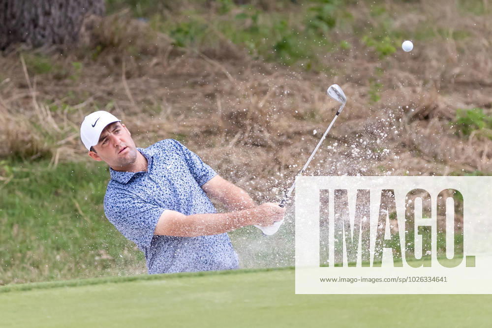 AUSTIN, TX - MARCH 22: Scottie Scheffler plays a shot from a bunker on the seventh hole during Round 1 Group Play of the PGA, Golf Herren World Golf Championships Dell Technologies Match Play on March 22, 2023, at Austin County Club in Austin, TX. (Photo by David Buono Icon Sportswire) GOLF: MAR 22 PGA - World Golf Championships-Dell Technologies Match Play Icon230322001