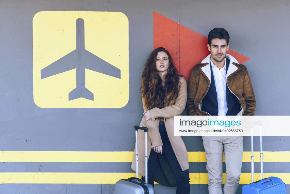 Confident business couple standing with luggage at airport terminal model released Symbolfoto EHF00430