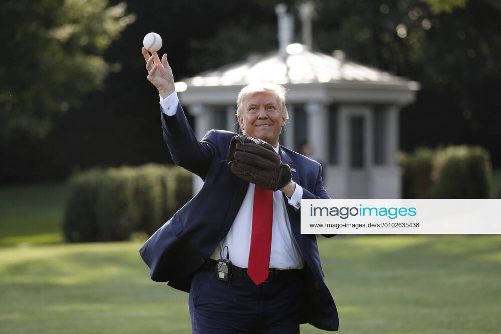 Donald Trump, 75. Geburtstag am 14. Juni Bilder des Jahres 2020, Entertainment 07 Juli Entertainment Themen der Woche KW30 U.S. President Donald Trump plays catch with Mariano Rivera, the MLB Hall of Fame closer from the New York Yankees, to mark the Opening Day of the Major League Baseball Season on the South Lawn of the White House in Washington, DC on Thursday, July 23, 2020. WAX20200723222 YURIxGRIPAS