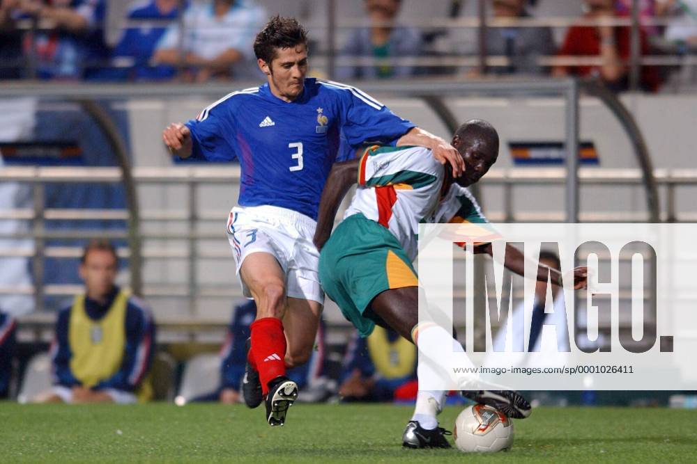 Bixente Lizarazu (Frankreich, li.) gegen Moussa N Diaye (Senegal) Fußball WM Herren Weltmeisterschaft 2002, Länderspiel, Gruppenspiel, Gruppe A, Nationalmannschaft, Nationalteam Gruppe Seoul, Eröffnungsspiel Dynamik, Kampf,
