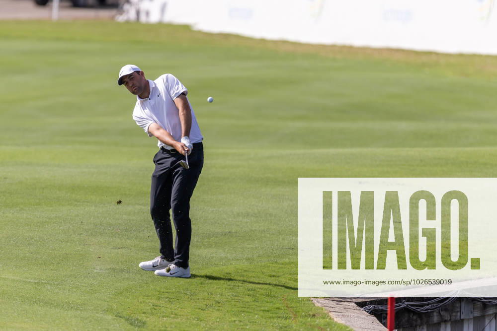 AUSTIN, TX - MARCH 25: Scottie Scheffler chips after taking a drop from a water hazard on the12th hole during the Round of 16 of the PGA, Golf Herren World Golf Championships Dell Technologies Match Play on March 25, 2023, at Austin County Club in Austin, TX. (Photo by David Buono Icon Sportswire) GOLF: MAR 25 PGA - World Golf Championships-Dell Technologies Match Play Icon230325007