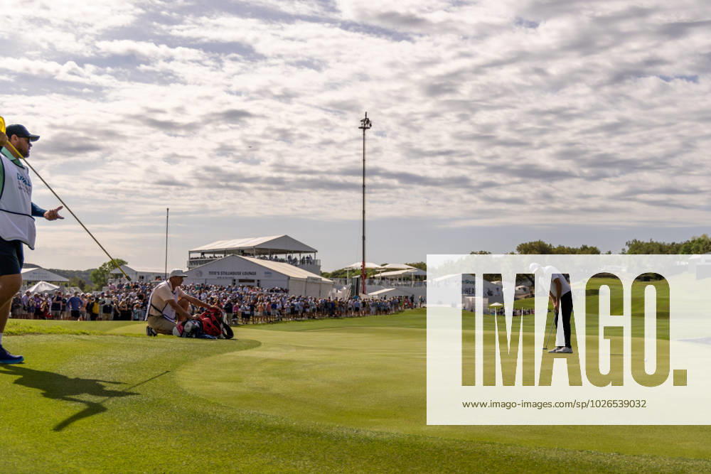 AUSTIN, TX - MARCH 25: Scottie Scheffler putts on the 12th green as a large group of fans looks on during the Round of 16 of the PGA, Golf Herren World Golf Championships Dell Technologies Match Play on March 25, 2023, at Austin County Club in Austin, TX. (Photo by David Buono Icon Sportswire) GOLF: MAR 25 PGA - World Golf Championships-Dell Technologies Match Play Icon230325008