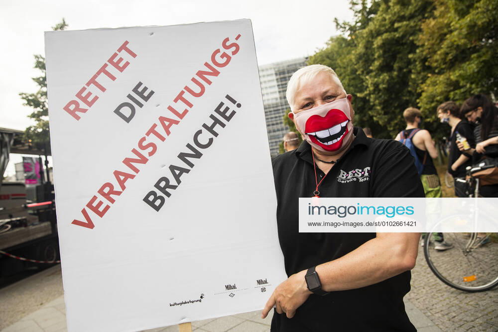 Menschen nehmen einer Protest fuer die Veranstaltugnsbranche in Berlin am 24. Juli 2020. Betreiber der Branche lamentieren eine fast 6-Monatige Arbeitslosigkeit und Fehlende Einnahmen durch die Massnahmen fuer die Beschraenkung der Verbreitung von Coronavirus. 3. Demonstration der Veranstaltungsbranche in Berlin