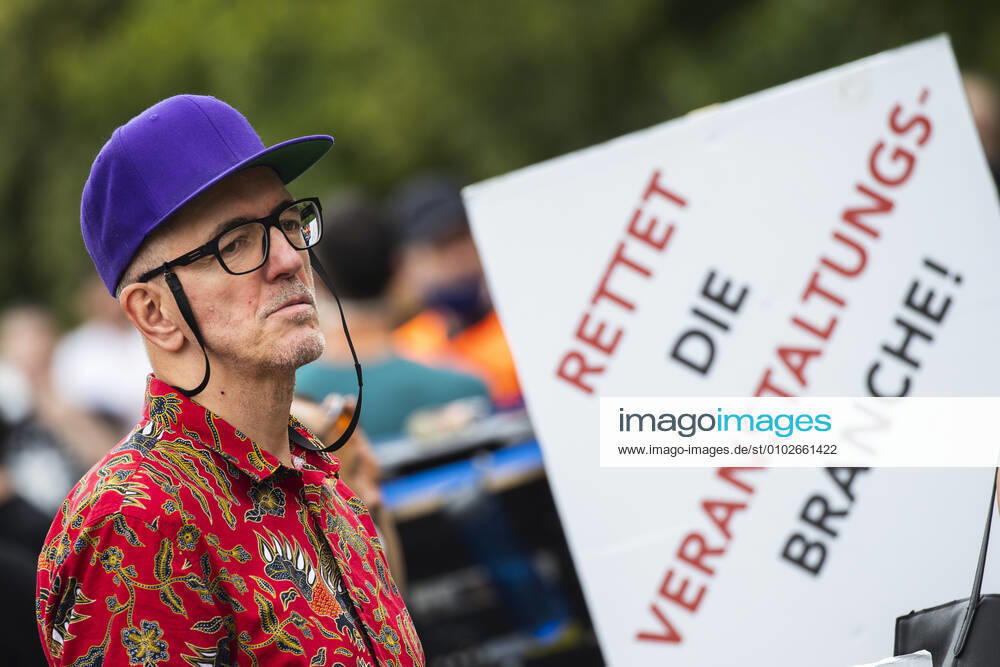 Menschen nehmen einer Protest fuer die Veranstaltugnsbranche in Berlin am 24. Juli 2020. Betreiber der Branche lamentieren eine fast 6-Monatige Arbeitslosigkeit und Fehlende Einnahmen durch die Massnahmen fuer die Beschraenkung der Verbreitung von Coronavirus. 3. Demonstration der Veranstaltungsbranche in Berlin