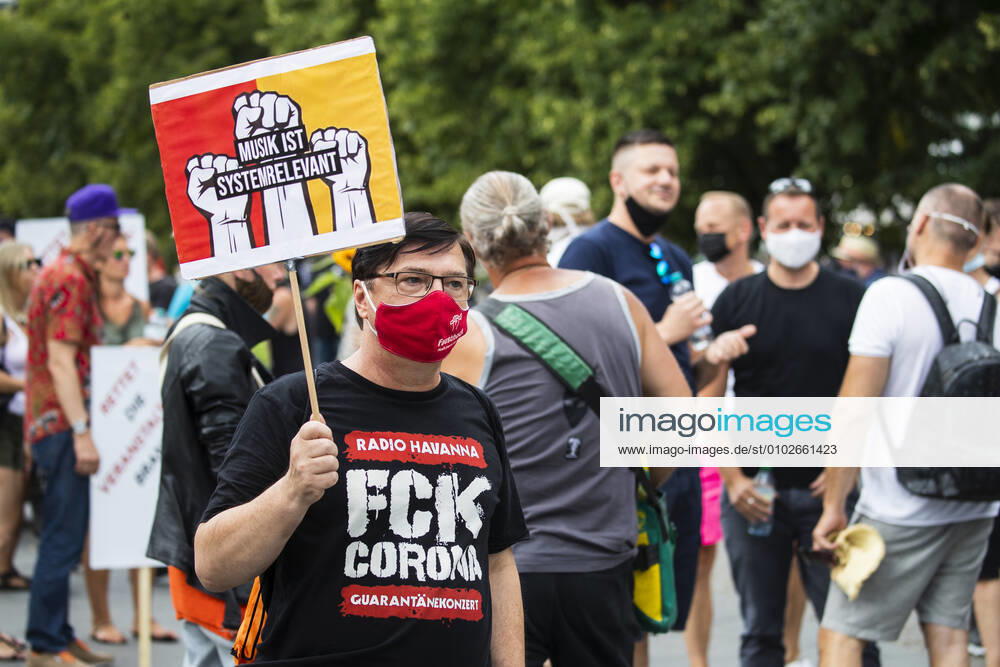 Menschen nehmen einer Protest fuer die Veranstaltugnsbranche in Berlin am 24. Juli 2020. Betreiber der Branche lamentieren eine fast 6-Monatige Arbeitslosigkeit und Fehlende Einnahmen durch die Massnahmen fuer die Beschraenkung der Verbreitung von Coronavirus. 3. Demonstration der Veranstaltungsbranche in Berlin