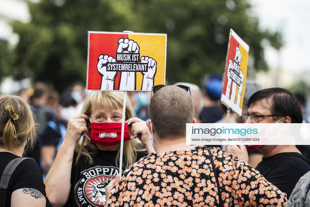 Menschen nehmen einer Protest fuer die Veranstaltugnsbranche in Berlin am 24. Juli 2020. Betreiber der Branche lamentieren eine fast 6-Monatige Arbeitslosigkeit und Fehlende Einnahmen durch die Massnahmen fuer die Beschraenkung der Verbreitung von Coronavirus. 3. Demonstration der Veranstaltungsbranche in Berlin