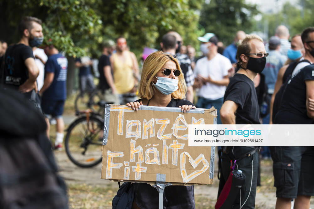 Menschen nehmen einer Protest fuer die Veranstaltugnsbranche in Berlin am 24. Juli 2020. Betreiber der Branche lamentieren eine fast 6-Monatige Arbeitslosigkeit und Fehlende Einnahmen durch die Massnahmen fuer die Beschraenkung der Verbreitung von Coronavirus. 3. Demonstration der Veranstaltungsbranche in Berlin