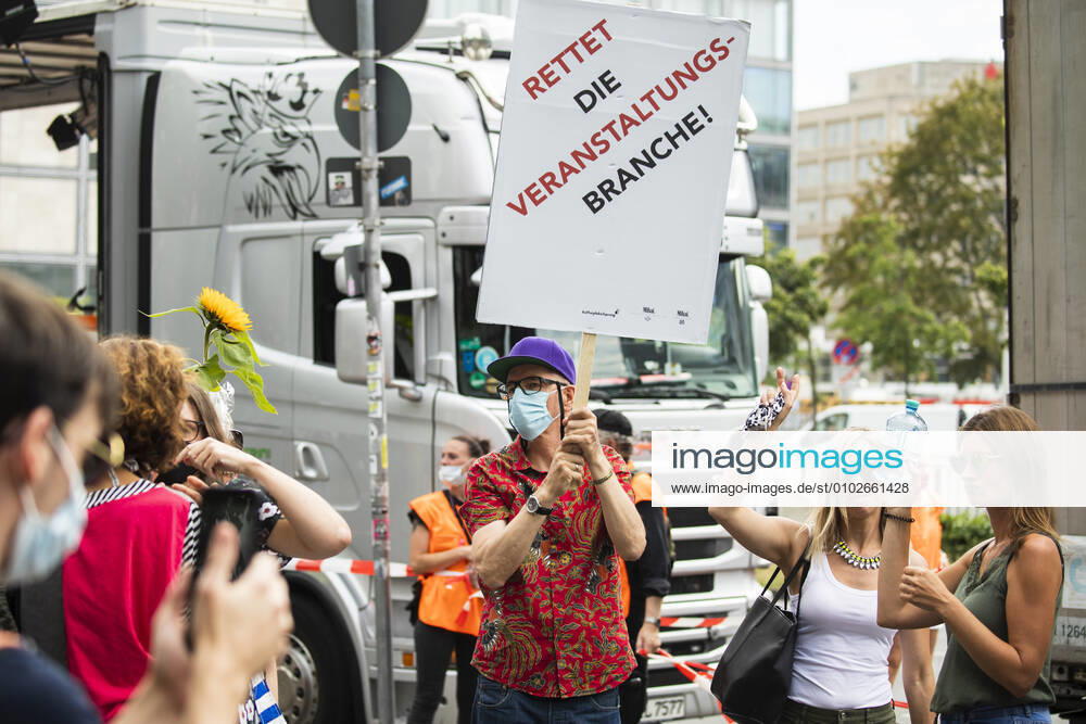Menschen nehmen einer Protest fuer die Veranstaltugnsbranche in Berlin am 24. Juli 2020. Betreiber der Branche lamentieren eine fast 6-Monatige Arbeitslosigkeit und Fehlende Einnahmen durch die Massnahmen fuer die Beschraenkung der Verbreitung von Coronavirus. 3. Demonstration der Veranstaltungsbranche in Berlin