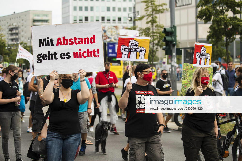 Menschen nehmen einer Protest fuer die Veranstaltugnsbranche in Berlin am 24. Juli 2020. Betreiber der Branche lamentieren eine fast 6-Monatige Arbeitslosigkeit und Fehlende Einnahmen durch die Massnahmen fuer die Beschraenkung der Verbreitung von Coronavirus. 3. Demonstration der Veranstaltungsbranche in Berlin