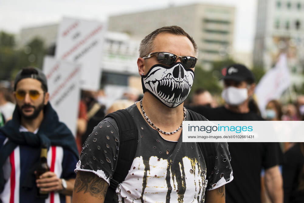 Menschen nehmen einer Protest fuer die Veranstaltugnsbranche in Berlin am 24. Juli 2020. Betreiber der Branche lamentieren eine fast 6-Monatige Arbeitslosigkeit und Fehlende Einnahmen durch die Massnahmen fuer die Beschraenkung der Verbreitung von Coronavirus. 3. Demonstration der Veranstaltungsbranche in Berlin