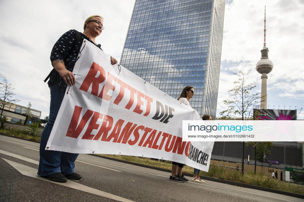 Menschen nehmen einer Protest fuer die Veranstaltugnsbranche in Berlin am 24. Juli 2020. Betreiber der Branche lamentieren eine fast 6-Monatige Arbeitslosigkeit und Fehlende Einnahmen durch die Massnahmen fuer die Beschraenkung der Verbreitung von Coronavirus. 3. Demonstration der Veranstaltungsbranche in Berlin
