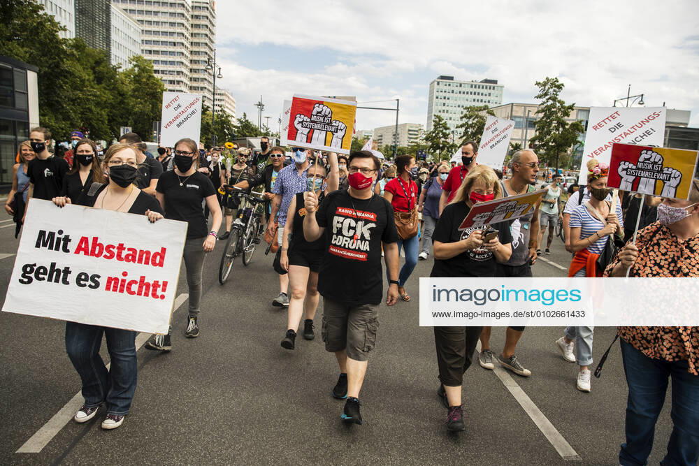 Menschen nehmen einer Protest fuer die Veranstaltugnsbranche in Berlin am 24. Juli 2020. Betreiber der Branche lamentieren eine fast 6-Monatige Arbeitslosigkeit und Fehlende Einnahmen durch die Massnahmen fuer die Beschraenkung der Verbreitung von Coronavirus. 3. Demonstration der Veranstaltungsbranche in Berlin