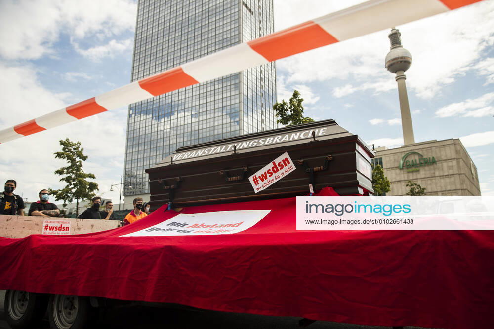 Menschen nehmen einer Protest fuer die Veranstaltugnsbranche in Berlin am 24. Juli 2020. Betreiber der Branche lamentieren eine fast 6-Monatige Arbeitslosigkeit und Fehlende Einnahmen durch die Massnahmen fuer die Beschraenkung der Verbreitung von Coronavirus. 3. Demonstration der Veranstaltungsbranche in Berlin