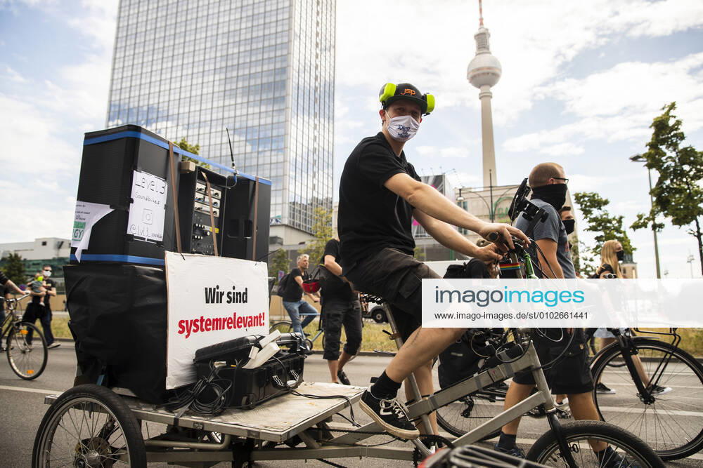 Menschen nehmen einer Protest fuer die Veranstaltugnsbranche in Berlin am 24. Juli 2020. Betreiber der Branche lamentieren eine fast 6-Monatige Arbeitslosigkeit und Fehlende Einnahmen durch die Massnahmen fuer die Beschraenkung der Verbreitung von Coronavirus. 3. Demonstration der Veranstaltungsbranche in Berlin