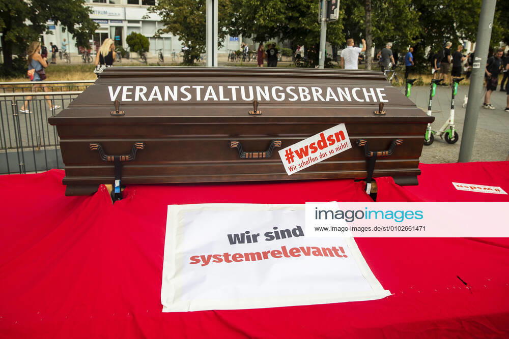 Menschen nehmen einer Protest fuer die Veranstaltugnsbranche in Berlin am 24. Juli 2020. Betreiber der Branche lamentieren eine fast 6-Monatige Arbeitslosigkeit und Fehlende Einnahmen durch die Massnahmen fuer die Beschraenkung der Verbreitung von Coronavirus. 3. Demonstration der Veranstaltungsbranche in Berlin