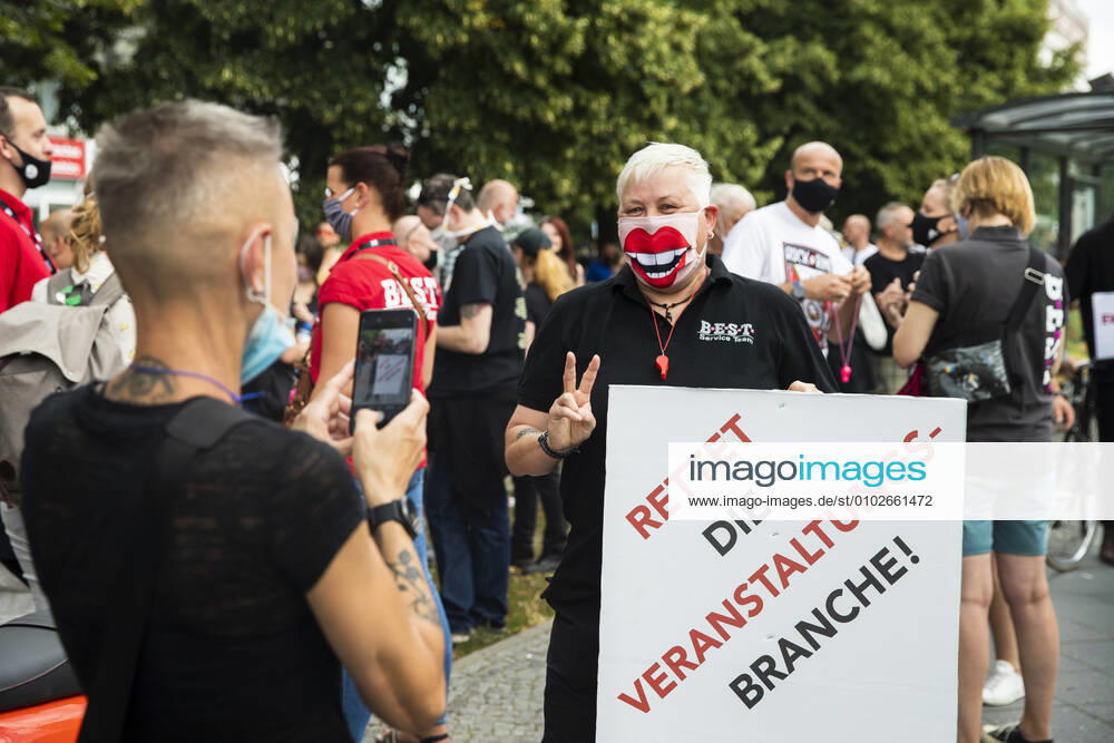 Menschen nehmen einer Protest fuer die Veranstaltugnsbranche in Berlin am 24. Juli 2020. Betreiber der Branche lamentieren eine fast 6-Monatige Arbeitslosigkeit und Fehlende Einnahmen durch die Massnahmen fuer die Beschraenkung der Verbreitung von Coronavirus. 3. Demonstration der Veranstaltungsbranche in Berlin