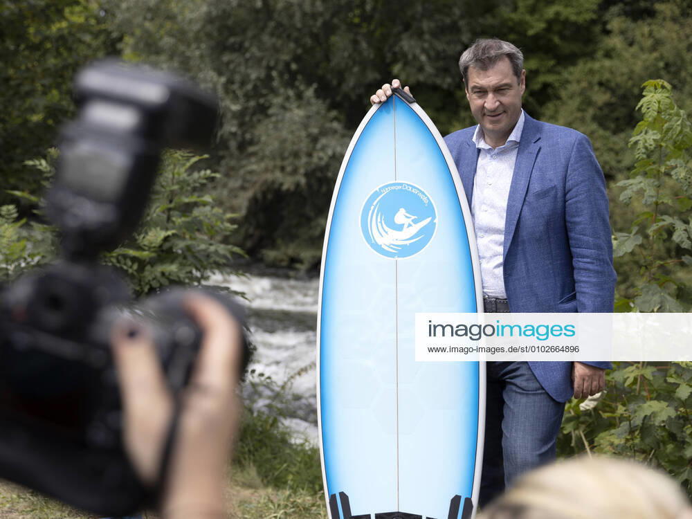 Spatenstich Nürnbergs neue Surferwelle am 24.07.2020 in Nürnberg (), Germany, HMB Media Schumacher Bild: Markus Söder (Ministerpräsident) mit Surfbrett