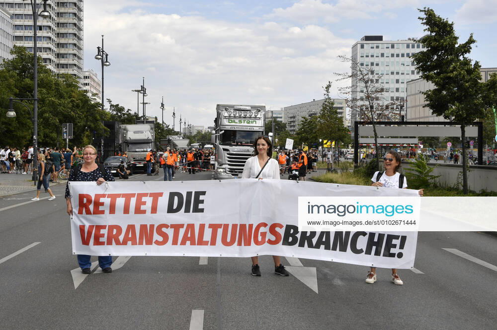 Mit einem Protestmarsch von derAlexanderstraße 3 zur Kundgebung am Bebelplatz, weisen Berliner Spielstätten, Veranstalter*innen, Techniker*innen, Bühnen- und Messebauer*innen, Außenwerber*innen, Security- und Gastropersonal sowie weitere Dienstleister*innen aus der Kultur- und Eventbranche auf ihre prekäre Lage und den eklatanten Mangel an Perspektiven hin. Berlin
