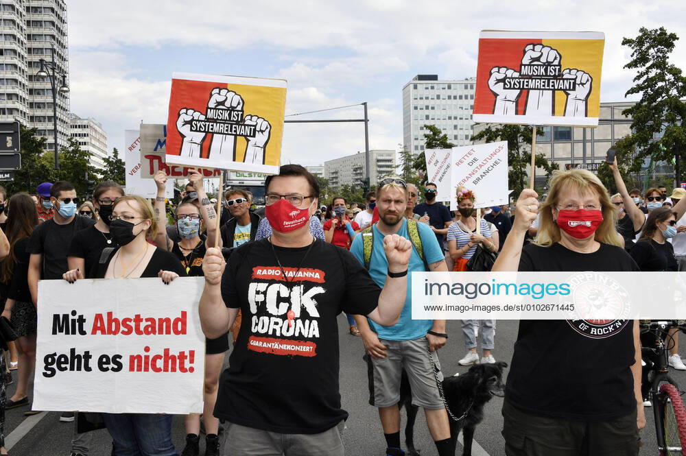Mit einem Protestmarsch von derAlexanderstraße 3 zur Kundgebung am Bebelplatz, weisen Berliner Spielstätten, Veranstalter*innen, Techniker*innen, Bühnen- und Messebauer*innen, Außenwerber*innen, Security- und Gastropersonal sowie weitere Dienstleister*innen aus der Kultur- und Eventbranche auf ihre prekäre Lage und den eklatanten Mangel an Perspektiven hin. Berlin