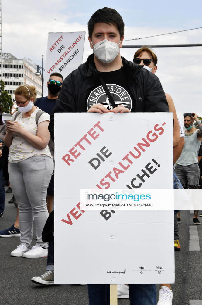 Mit einem Protestmarsch von derAlexanderstraße 3 zur Kundgebung am Bebelplatz, weisen Berliner Spielstätten, Veranstalter*innen, Techniker*innen, Bühnen- und Messebauer*innen, Außenwerber*innen, Security- und Gastropersonal sowie weitere Dienstleister*innen aus der Kultur- und Eventbranche auf ihre prekäre Lage und den eklatanten Mangel an Perspektiven hin. Berlin