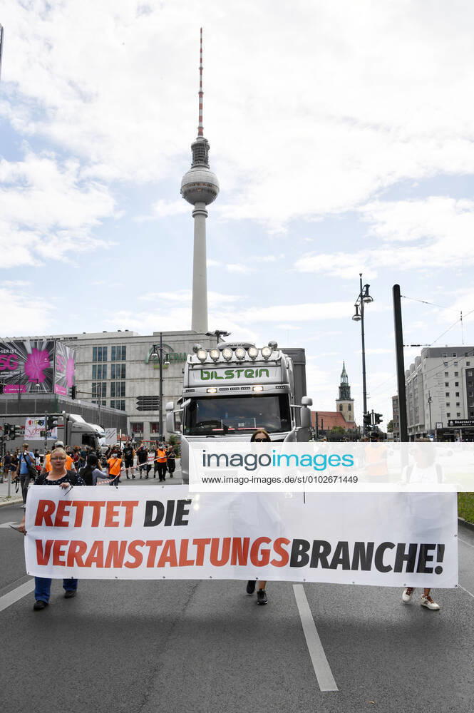 Mit einem Protestmarsch von derAlexanderstraße 3 zur Kundgebung am Bebelplatz, weisen Berliner Spielstätten, Veranstalter*innen, Techniker*innen, Bühnen- und Messebauer*innen, Außenwerber*innen, Security- und Gastropersonal sowie weitere Dienstleister*innen aus der Kultur- und Eventbranche auf ihre prekäre Lage und den eklatanten Mangel an Perspektiven hin. Berlin