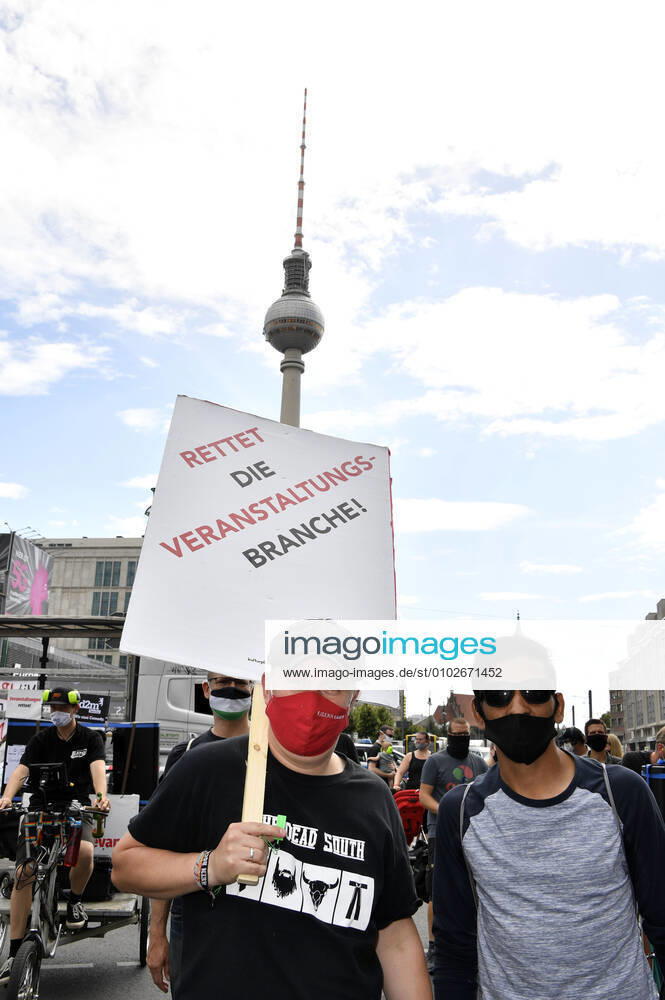 Mit einem Protestmarsch von derAlexanderstraße 3 zur Kundgebung am Bebelplatz, weisen Berliner Spielstätten, Veranstalter*innen, Techniker*innen, Bühnen- und Messebauer*innen, Außenwerber*innen, Security- und Gastropersonal sowie weitere Dienstleister*innen aus der Kultur- und Eventbranche auf ihre prekäre Lage und den eklatanten Mangel an Perspektiven hin. Berlin