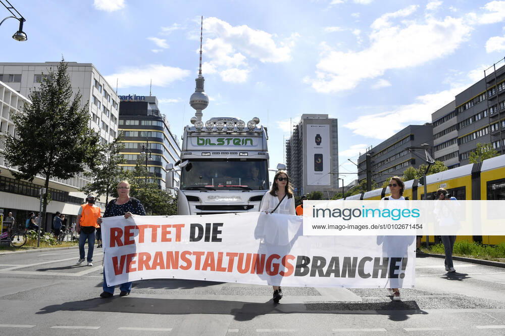Mit einem Protestmarsch von derAlexanderstraße 3 zur Kundgebung am Bebelplatz, weisen Berliner Spielstätten, Veranstalter*innen, Techniker*innen, Bühnen- und Messebauer*innen, Außenwerber*innen, Security- und Gastropersonal sowie weitere Dienstleister*innen aus der Kultur- und Eventbranche auf ihre prekäre Lage und den eklatanten Mangel an Perspektiven hin. Berlin