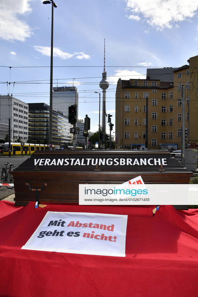 Mit einem Protestmarsch von derAlexanderstraße 3 zur Kundgebung am Bebelplatz, weisen Berliner Spielstätten, Veranstalter*innen, Techniker*innen, Bühnen- und Messebauer*innen, Außenwerber*innen, Security- und Gastropersonal sowie weitere Dienstleister*innen aus der Kultur- und Eventbranche auf ihre prekäre Lage und den eklatanten Mangel an Perspektiven hin. Berlin