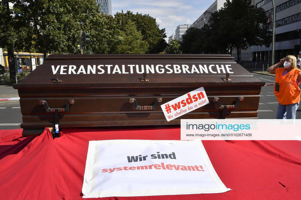 Mit einem Protestmarsch von derAlexanderstraße 3 zur Kundgebung am Bebelplatz, weisen Berliner Spielstätten, Veranstalter*innen, Techniker*innen, Bühnen- und Messebauer*innen, Außenwerber*innen, Security- und Gastropersonal sowie weitere Dienstleister*innen aus der Kultur- und Eventbranche auf ihre prekäre Lage und den eklatanten Mangel an Perspektiven hin. Berlin