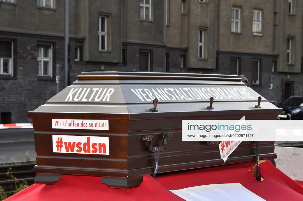 Mit einem Protestmarsch von derAlexanderstraße 3 zur Kundgebung am Bebelplatz, weisen Berliner Spielstätten, Veranstalter*innen, Techniker*innen, Bühnen- und Messebauer*innen, Außenwerber*innen, Security- und Gastropersonal sowie weitere Dienstleister*innen aus der Kultur- und Eventbranche auf ihre prekäre Lage und den eklatanten Mangel an Perspektiven hin. Berlin
