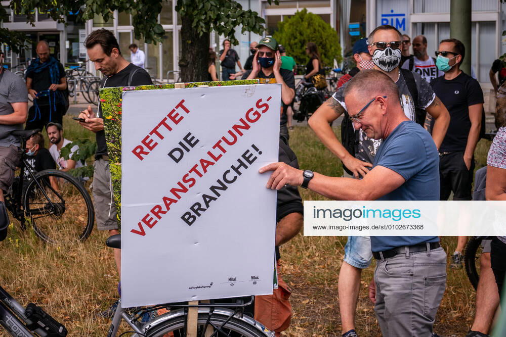 Berlin, Demonstration Rettet die Veranstaltungsbranche 24.07.2020,Berlin,Deutschland,GER,Demo Rettet die Veranstaltungsbranche.Zum inzwischen dritten Mal bringen Akteure der Sparte ihr Anliegen lautstark auf die Straßen Berlins.
