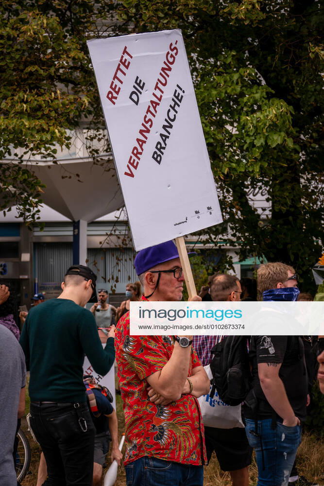 Berlin, Demonstration Rettet die Veranstaltungsbranche 24.07.2020,Berlin,Deutschland,GER,Demo Rettet die Veranstaltungsbranche.Zum inzwischen dritten Mal bringen Akteure der Sparte ihr Anliegen lautstark auf die Straßen Berlins.Dr.Motte