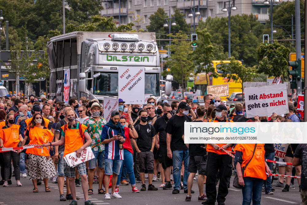 Berlin, Demonstration Rettet die Veranstaltungsbranche 24.07.2020,Berlin,Deutschland,GER,Demo Rettet die Veranstaltungsbranche.Zum inzwischen dritten Mal bringen Akteure der Sparte ihr Anliegen lautstark auf die Straßen Berlins.