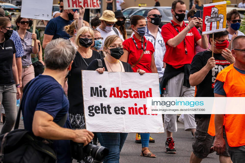 Berlin, Demonstration Rettet die Veranstaltungsbranche 24.07.2020,Berlin,Deutschland,GER,Demo Rettet die Veranstaltungsbranche.Zum inzwischen dritten Mal bringen Akteure der Sparte ihr Anliegen lautstark auf die Straßen Berlins.