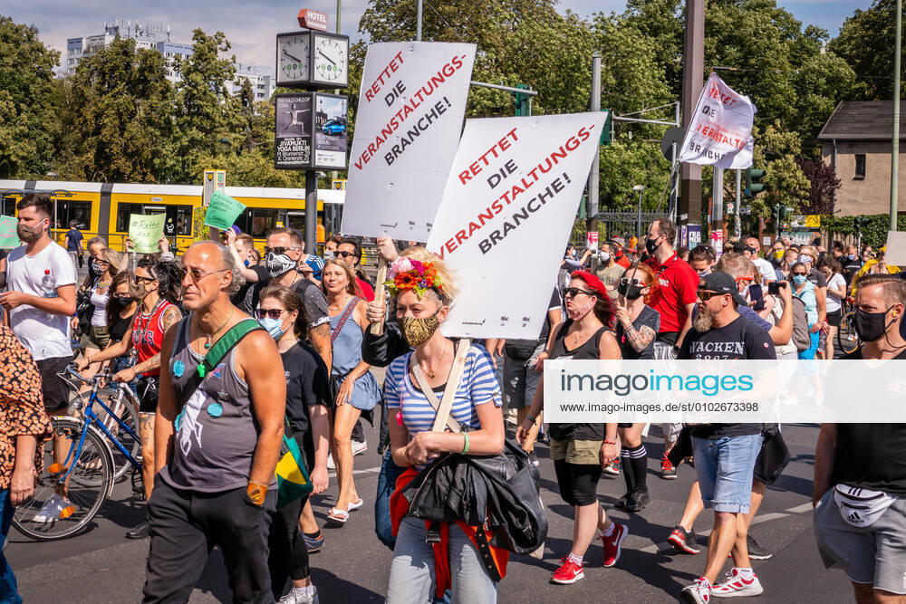 Berlin, Demonstration Rettet die Veranstaltungsbranche 24.07.2020,Berlin,Deutschland,GER,Demo Rettet die Veranstaltungsbranche.Zum inzwischen dritten Mal bringen Akteure der Sparte ihr Anliegen lautstark auf die Straßen Berlins.