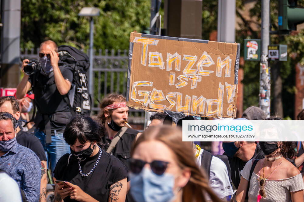 Berlin, Demonstration Rettet die Veranstaltungsbranche 24.07.2020,Berlin,Deutschland,GER,Demo Rettet die Veranstaltungsbranche.Zum inzwischen dritten Mal bringen Akteure der Sparte ihr Anliegen lautstark auf die Straßen Berlins.