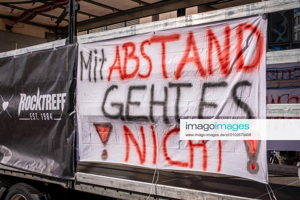 Berlin, Demonstration Rettet die Veranstaltungsbranche 24.07.2020,Berlin,Deutschland,GER,Demo Rettet die Veranstaltungsbranche.Zum inzwischen dritten Mal bringen Akteure der Sparte ihr Anliegen lautstark auf die Straßen Berlins. Mit Abstand geht es nicht!