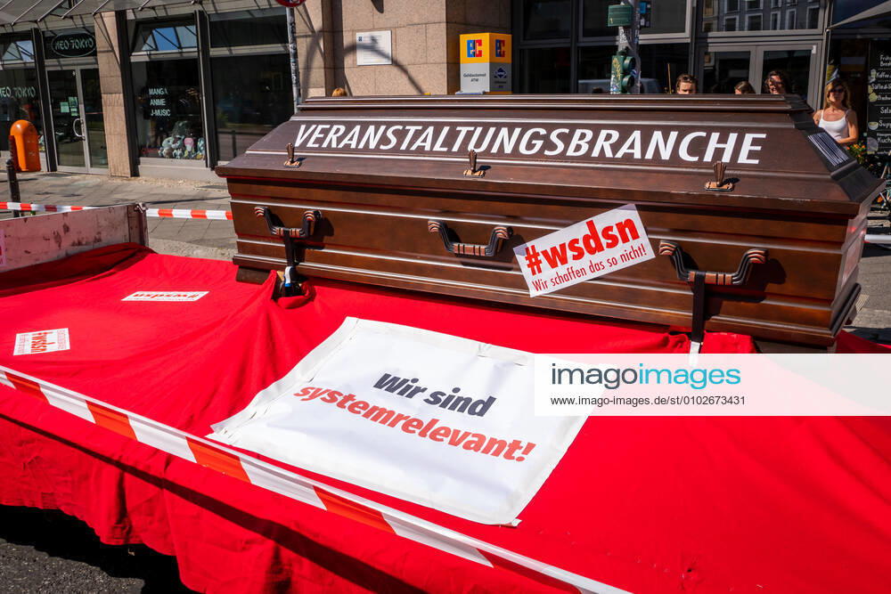 Berlin, Demonstration Rettet die Veranstaltungsbranche 24.07.2020,Berlin,Deutschland,GER,Demo Rettet die Veranstaltungsbranche.Zum inzwischen dritten Mal bringen Akteure der Sparte ihr Anliegen lautstark auf die Straßen Berlins.Sarg.