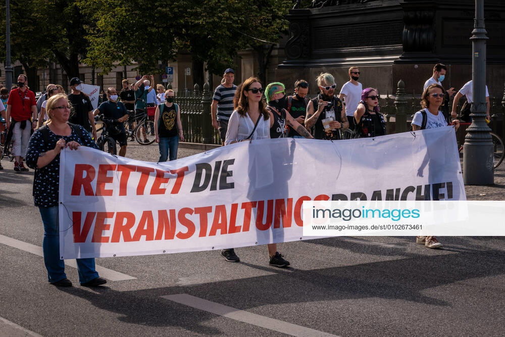 Berlin, Demonstration Rettet die Veranstaltungsbranche 24.07.2020,Berlin,Deutschland,GER,Demo Rettet die Veranstaltungsbranche.Zum inzwischen dritten Mal bringen Akteure der Sparte ihr Anliegen lautstark auf die Straßen Berlins.