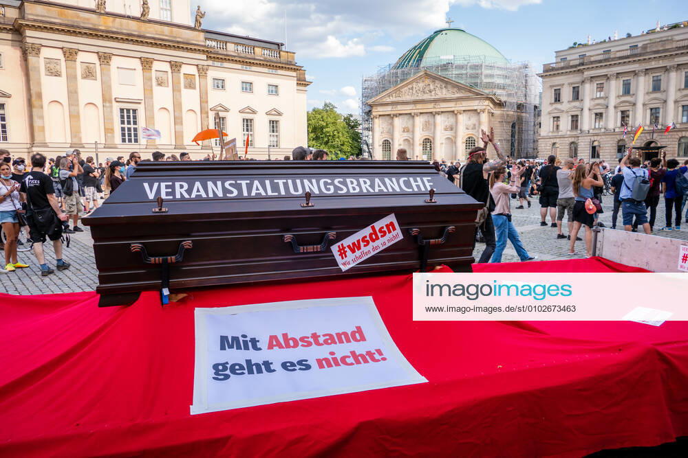 Berlin, Demonstration Rettet die Veranstaltungsbranche 24.07.2020,Berlin,Deutschland,GER,Demo Rettet die Veranstaltungsbranche.Zum inzwischen dritten Mal bringen Akteure der Sparte ihr Anliegen lautstark auf die Straßen Berlins. Quatsch Comedy Club.Schlusskundgebung auf dem Bebelplatz.Sarg.
