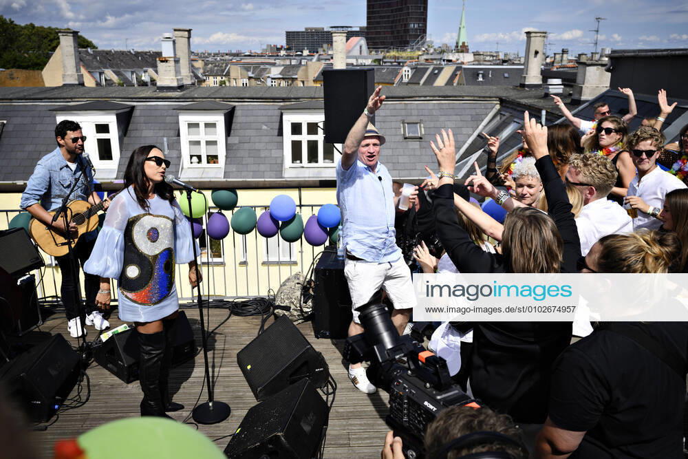 Medina Konzert auf einem Dach in Kopenhagen Medina spiller paa tagterrasse paa Noerrebro i Koebenhavn, loerdag den 25. juli 2020. Groen Koncert 2020 er aflyst paa grund af corona, men i stedet er Groennere Groen opstaaet. Groennere Groen praesenteres af Muskelsvindfonden og Tuborg i samarbejde med TV 2, NOVA og LB Forsikring. I loebet af dagen vil der vaere omkring 100 smaa og store koncerter i hele landet.. , Copenhagen Denmark