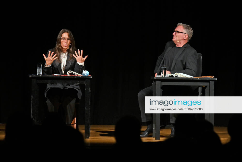 Bilder des Jahres 2020, Entertainment 07 Juli Entertainment Themen der Woche KW30 Lesung der beiden Schauspieler Bernhard Schir und Maria Köstlinger, im Rahmen des Literaturschwerpunktes Daniel Kehlmann, zu seinem Schauspiel Heilig Abend , im Rahmen der Salzkammergut Festwochen Gmunden, im Toskana Kongress in Gmunden, am 25.07.20. Das Bild zeigt links Schauspielerin Maria Köstlinger alsPhilosophieprofessorin und Schauspieler Bernhard Schir als Verhörspezialist 2020 - Lesung der beiden Schauspieler Bernhard Schir und Maria Köstlinger, im Rahmen des Literaturschwerpunktes Daniel Kehlmann, zu seinem Schauspiel Heilig Abend , im Rahmen der Salzkammergut Festwochen Gmunden, im Toskana Kongress in Gmunden, am 25.07.20.