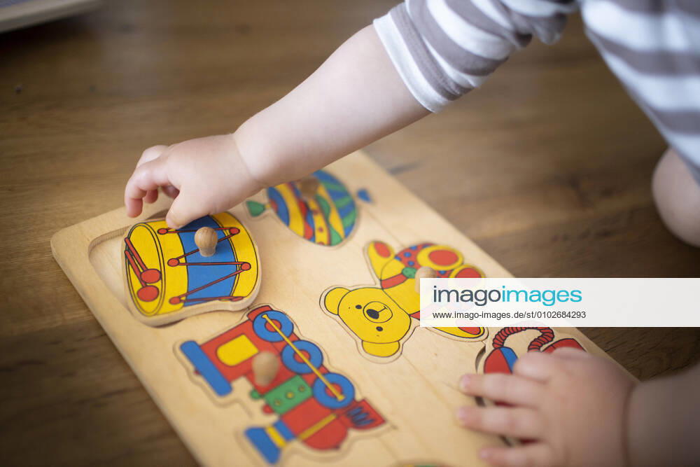 IMAGO Creative: Jahreszeit Winter, Fantasievoll drinnen spielen Kleinkind macht ein Puzzle. Bonn Deutschland