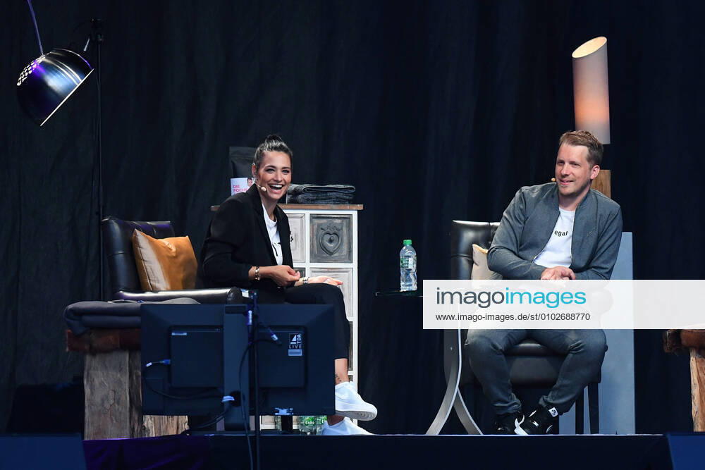 Bilder des Jahres 2020, Entertainment 07 Juli Entertainment Themen der Woche KW30 Die Pochers hier! am 26.07.2020 im Autokino am Movie Park in Bottrop In ihrem neuen Podcast Die Pochers hier! erzählen Amira und Oliver Pocher aus ihrem Leben, was die Woche über bei ihnen passiert ist, was sie beschäftigt.