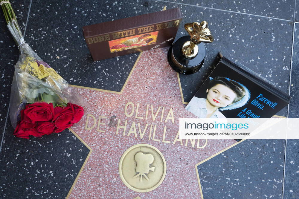 Bilder des Jahres 2020, Entertainment 07 Juli Entertainment Themen der Woche KW30 July 26, 2020, Los Angeles, California, U.S: Flowers and souvenirs are displayed at actress Olivia de Havillandâ€⠢s star on the Hollywood Walk of Fame, Sunday July 26, 2020 in Los Angeles. Actress. Olivia de Havilland, one of the last remaining links to the so-called Golden Age of Hollywood, has died at the age of 104, multiple media outlets reported today. Los Angeles U.S. - ZUMAc68_ 20200726_zaf_c68_007
