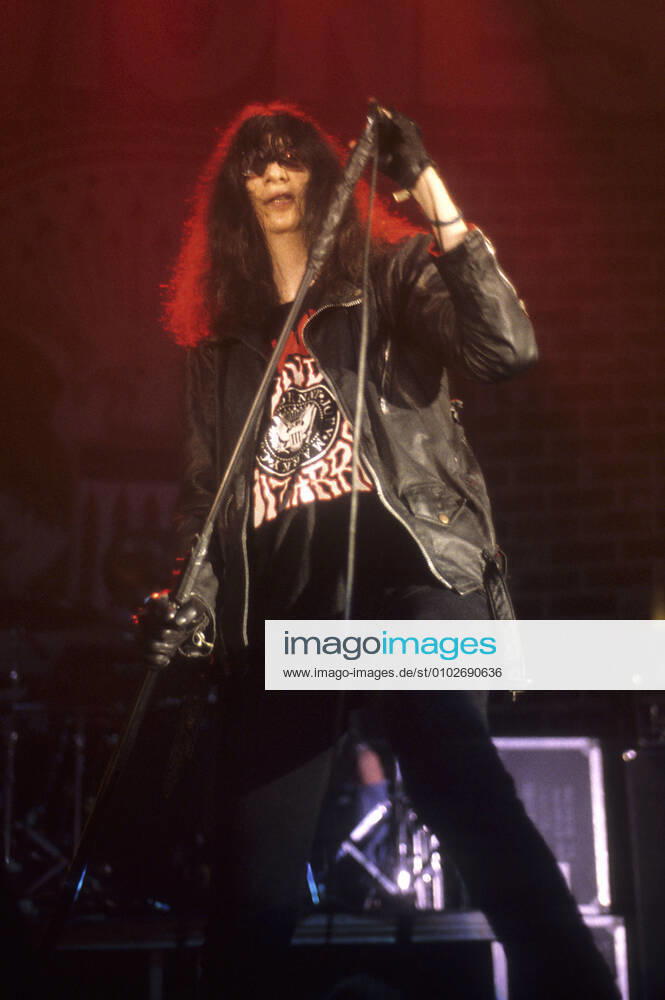 Joey Ramone von den Ramones live beim SuperBang 93 in der Eilenriedenhalle. Hannover