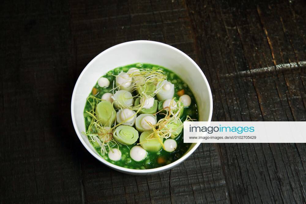 Berlin - Deutschland. Data Kitchen serviert die Suppe Herz aus Lauch .